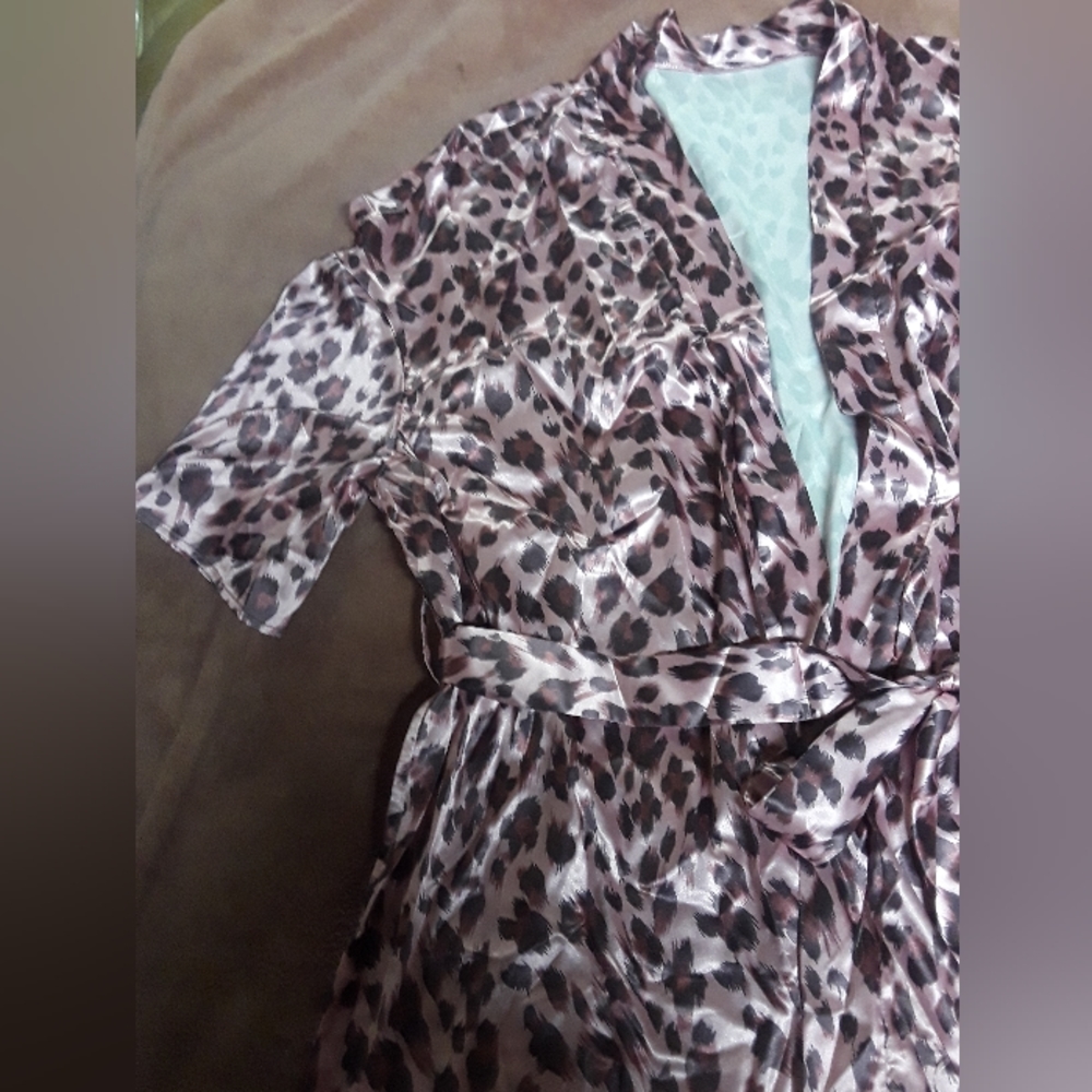 Robe - Picture 3 of 6